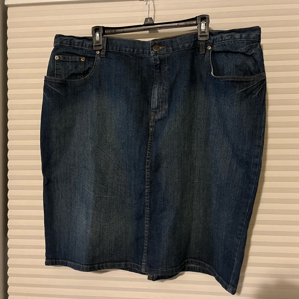 Denim Lauren Jeans Company size 18W Skirt, med blue. In excellent condition.
